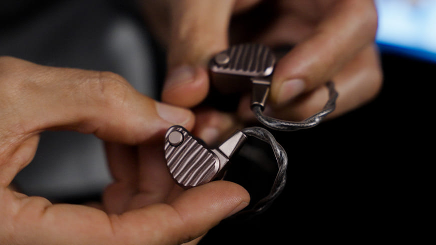 Close-up of the 64 Audio Ocean Champagne Copper aluminium shell
