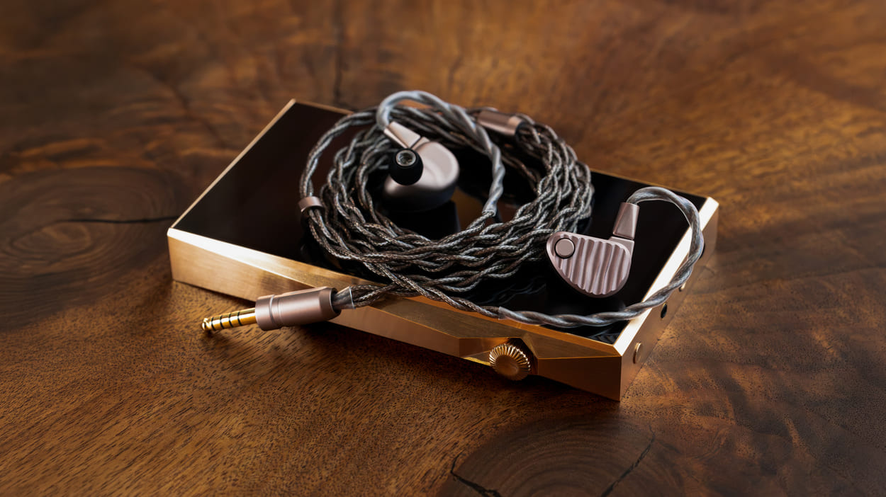64 Audio Ocean with a DAP music player